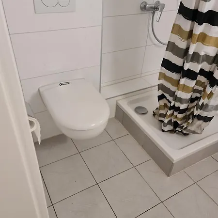 Apartman Cityroom Im 4 Og Und Seperates Badezimmer Im Ug Keller 1,80 Cm Bis 3 Personen Zentrum Stadtmitte Lage *