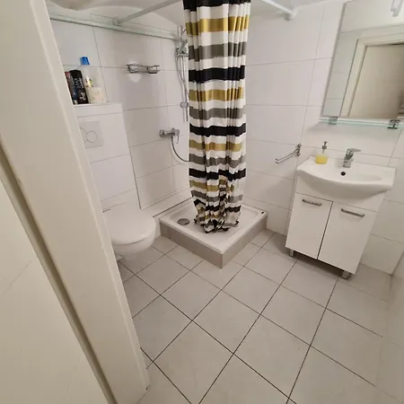 Cityroom Im 4 Og Und Seperates Badezimmer Im Ug Keller 1,80 Cm Bis 3 Personen Zentrum Stadtmitte Lage Apartman