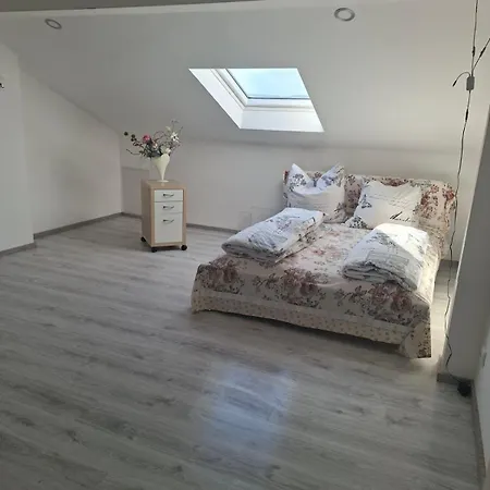 Apartman Cityroom Im 4 Og Und Seperates Badezimmer Im Ug Keller 1,80 Cm Bis 3 Personen Zentrum Stadtmitte Lage