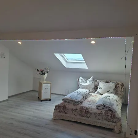 Cityroom Im 4 Og Und Seperates Badezimmer Im Ug Keller 1,80 Cm Bis 3 Personen Zentrum Stadtmitte Lage Apartman